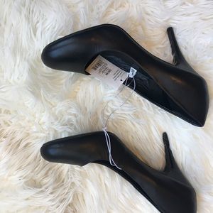 Super cute black high heel dress shoe!